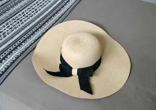 Pamela beige con lazo negro 
