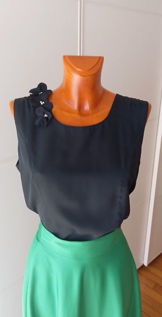 Top negro vintage con flores.