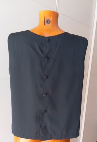 Top negro vintage con flores.