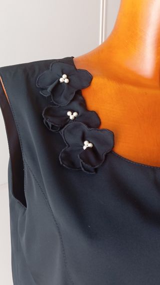 Top negro vintage con flores.