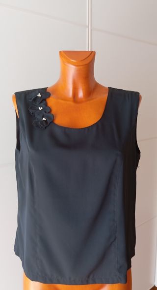 Top negro vintage con flores.