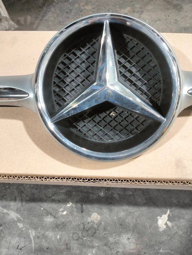 Rejilla delantera de paragolpes Mercedes CLA