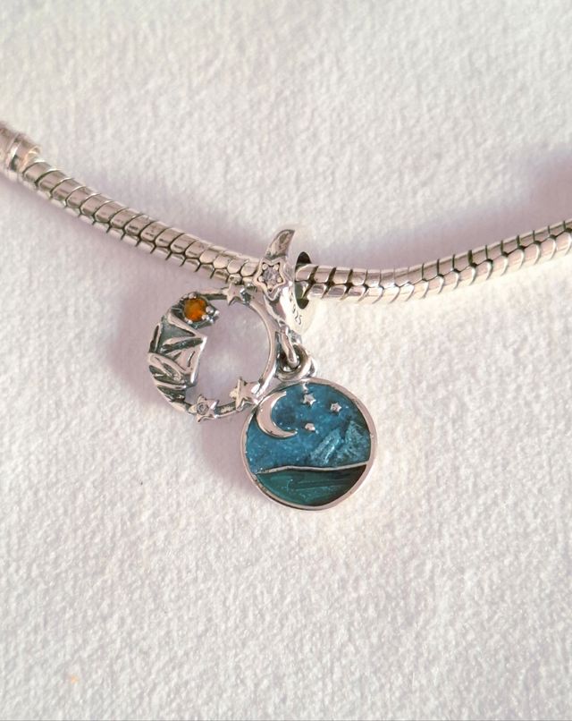 Charm colgante Durmiendo bajo las estrellas