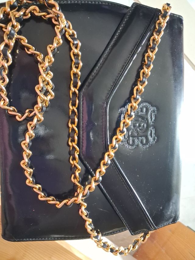 Bolso negro con cadena dorada
Vintage