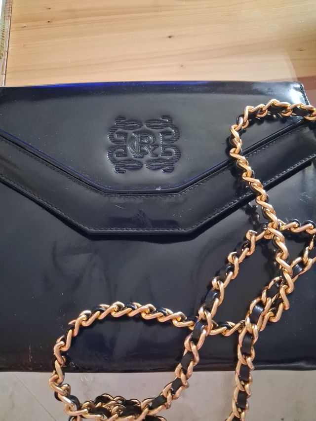 Bolso negro con cadena dorada
Vintage