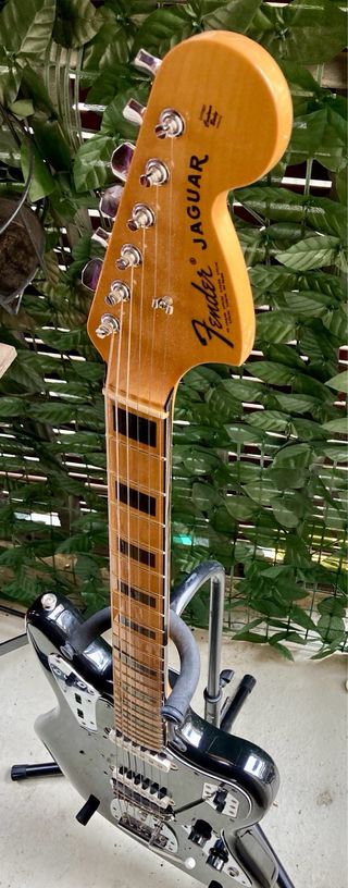 Guitarra Fender Jaguar (Negro)