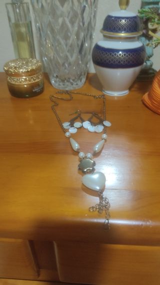 Collares dorados y blancos