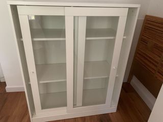 Aparador blanco con puertas correderas