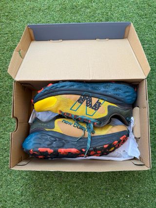Zapatillas New Balance Trail amarillas y azules