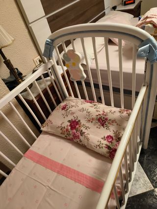 Cuna bebé blanca clásica
