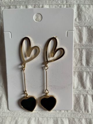 Pendientes corazón dorado y negro