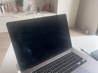 MacBook Pro 16" 2019 (con caja original)