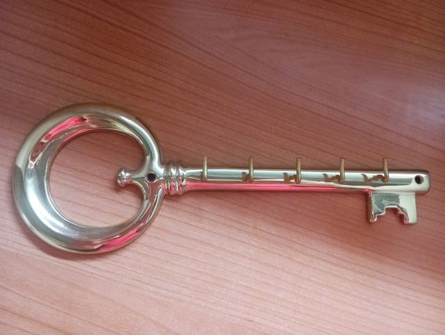 Colgador llaves metálico dorado.Nuevo.Nunca usado