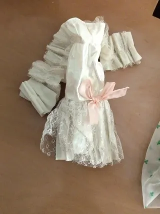 Armario Darling para muñecas y 3 vestidos