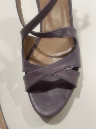 Sandalias SOMMITS tacón piel morada