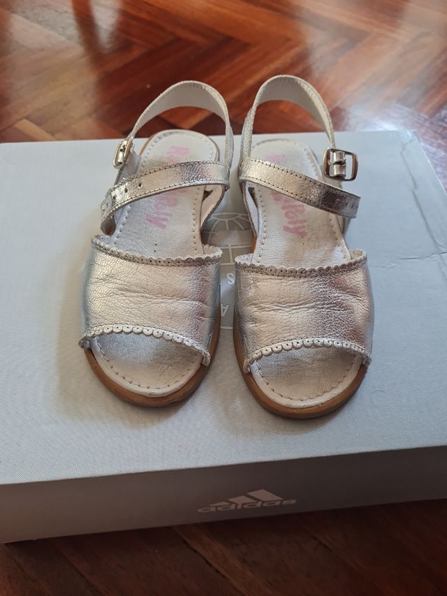 Sandalias piel plateadas. Talla 29