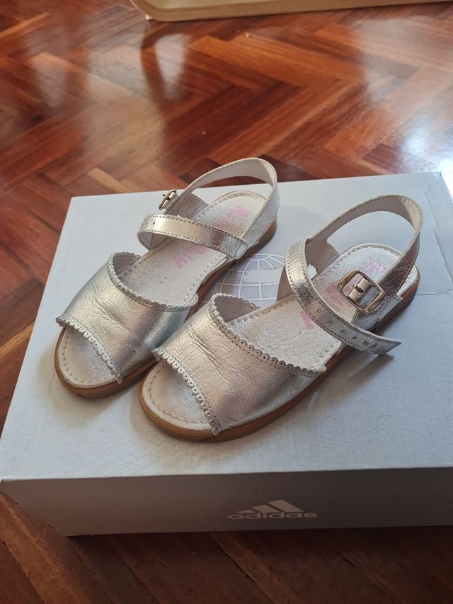 Sandalias piel plateadas. Talla 29