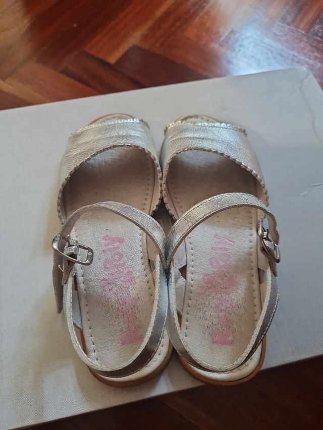 Sandalias piel plateadas. Talla 29