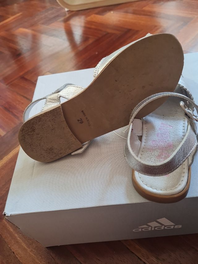 Sandalias piel plateadas. Talla 29
