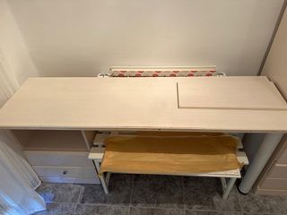 Escritorio blanco de madera