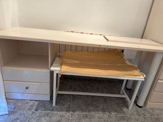 Escritorio blanco de madera