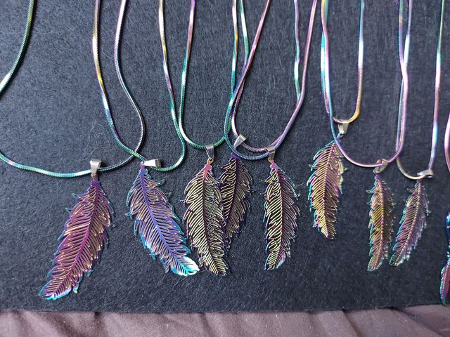 Colgantes plumas multicolor - 8uds Acero inoxidab