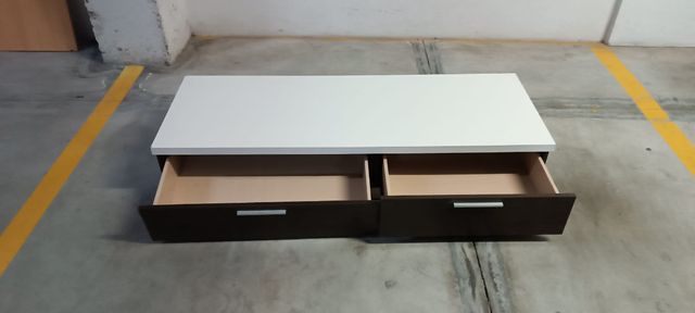 Mesa TV blanco y marrón.30€. en Vélez Málaga