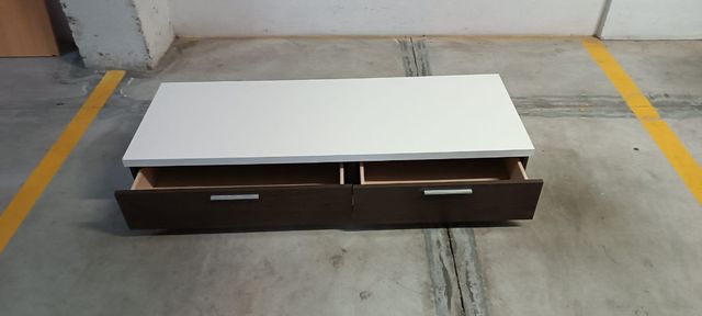 Mesa TV blanco y marrón.30€. en Vélez Málaga