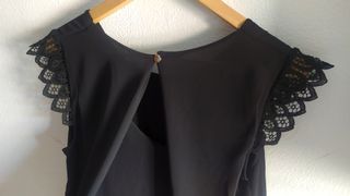 Blusa negra con detalle de encaje en las mangas