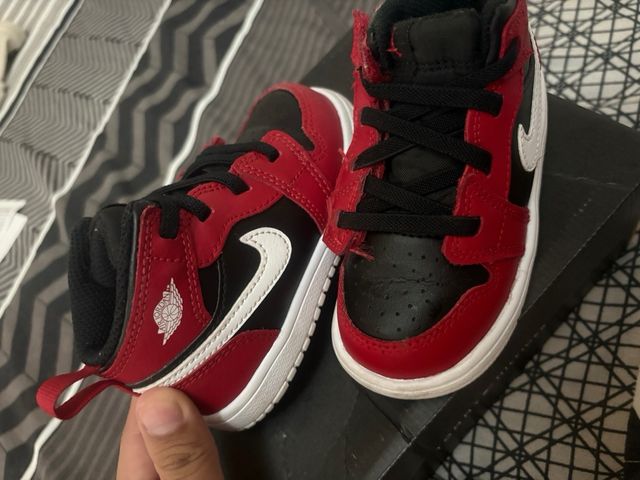 Zapatillas Jordan 1 Mid rojas y negras