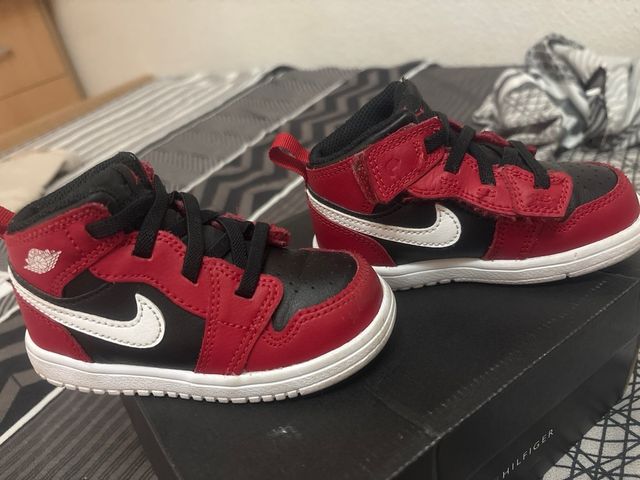 Zapatillas Jordan 1 Mid rojas y negras