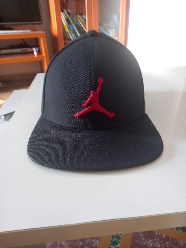 Gorra Jordan negra y roja