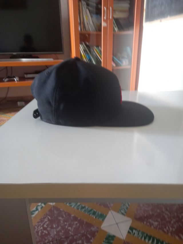 Gorra Jordan negra y roja