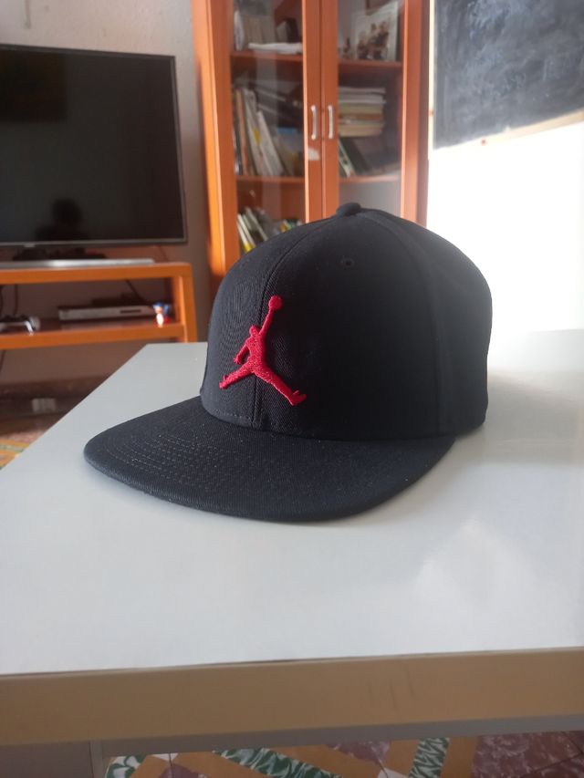 Gorra Jordan negra y roja