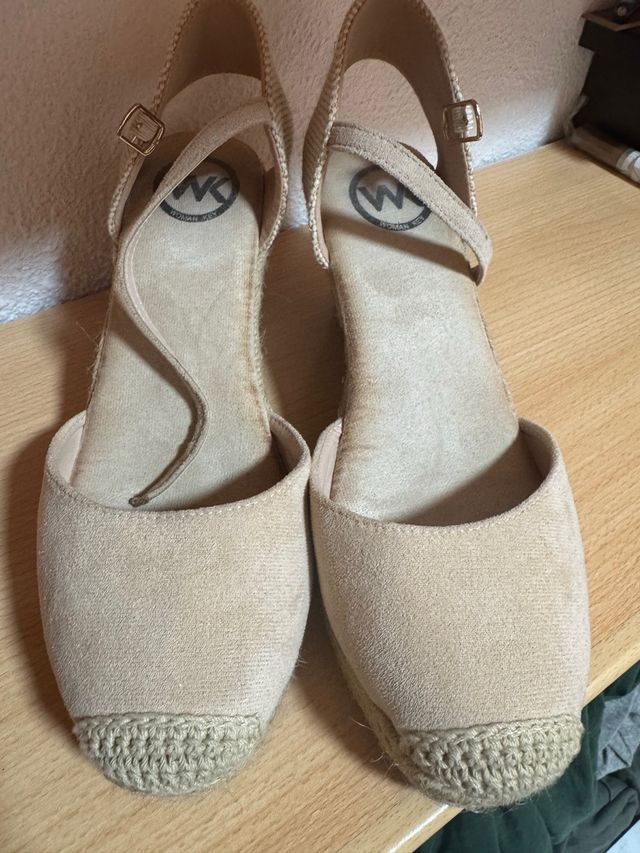 Zapatos cuña beige