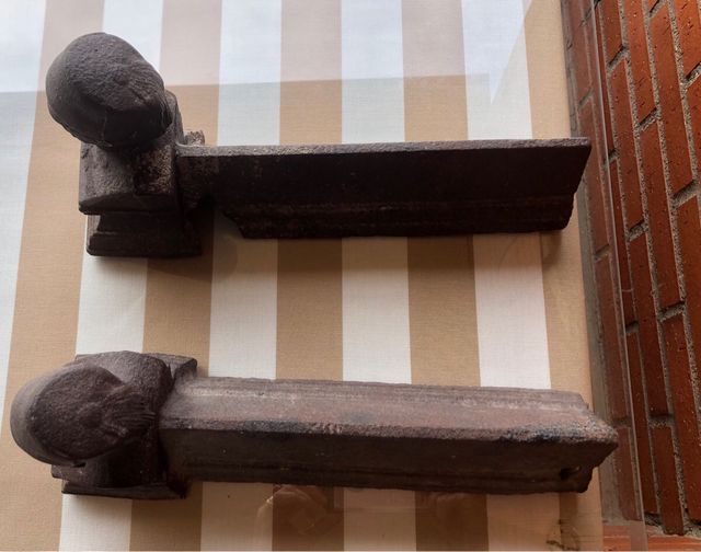 Antiguos morillos de metal