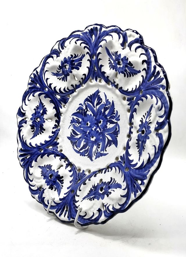 Gran plato antiguo, cerámica de Portugal. 38 cm.