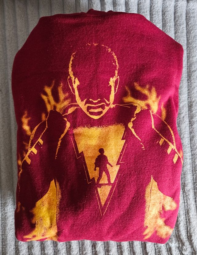 Sudadera roja con estampado