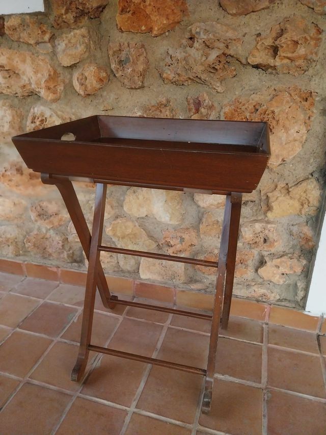 Preciosa mesa de madera con forma de bandeja