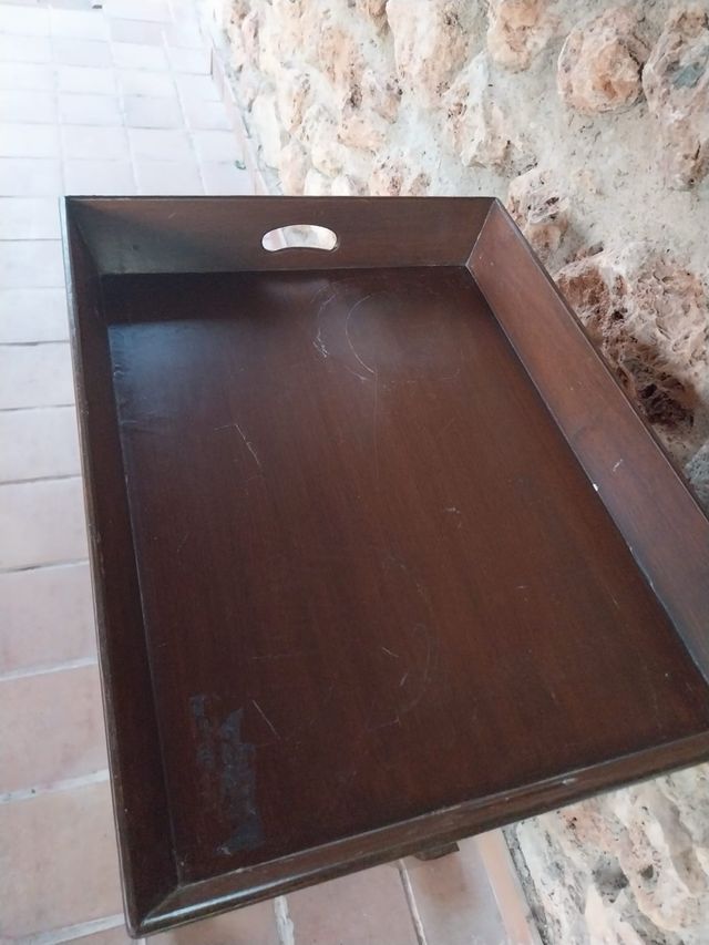 Preciosa mesa de madera con forma de bandeja