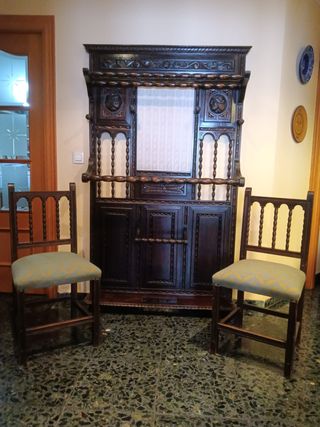Perchero rústico madera nogal tallada y dos sillas