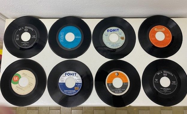 n.16 dischi vinile 45 giri anni '60 