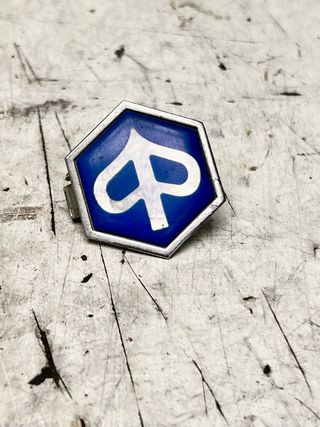 Insignia Piaggio Vespa