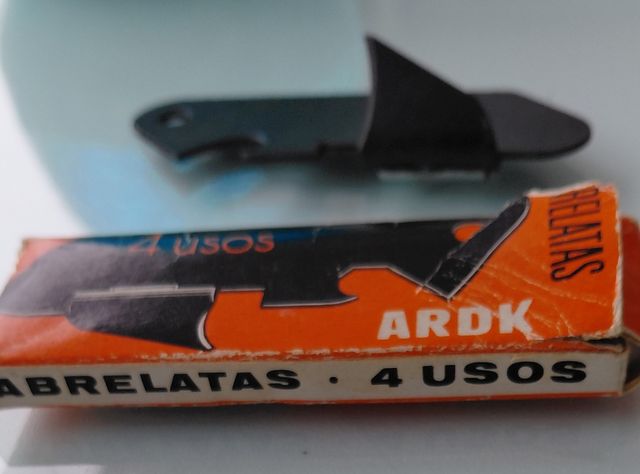 Abrelatas antiguo metálico
Obrellaunes antic