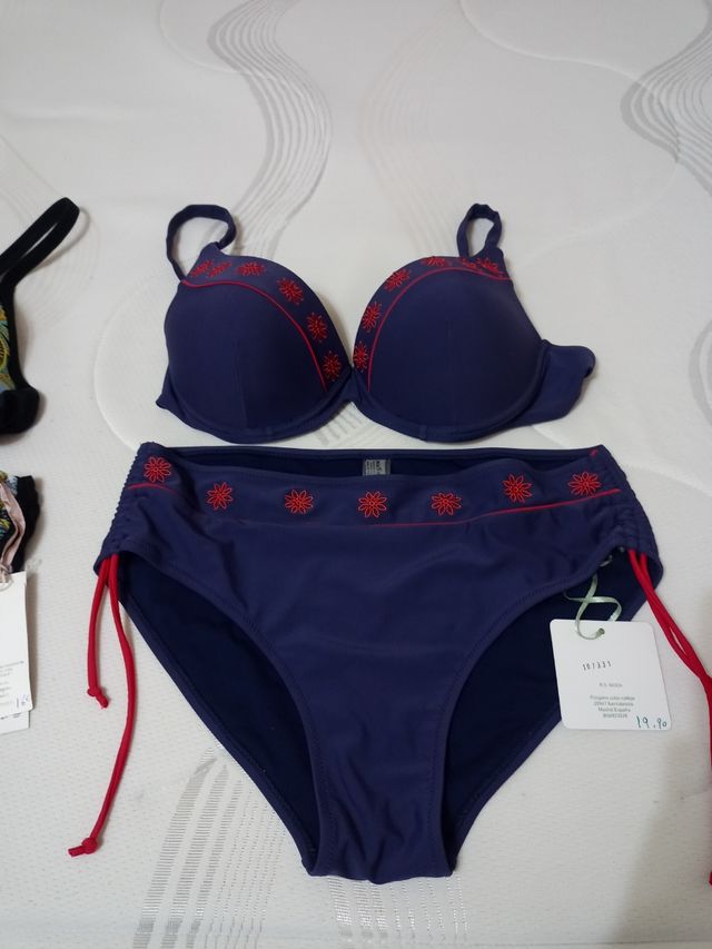 Bañador azul marino con flores rojas