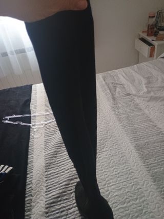 Botas altas negras mosqueteras una vez puestas