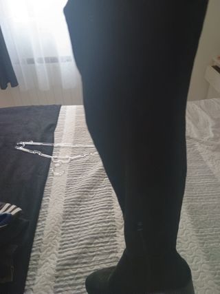 Botas altas negras mosqueteras una vez puestas