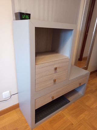 Mueble auxiliar/zapatero y dos mesillas.