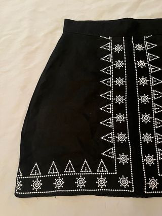 Mini Falda Negra Bordada