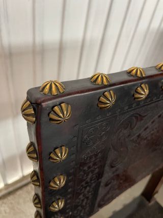 2 sillas de cuero y madera